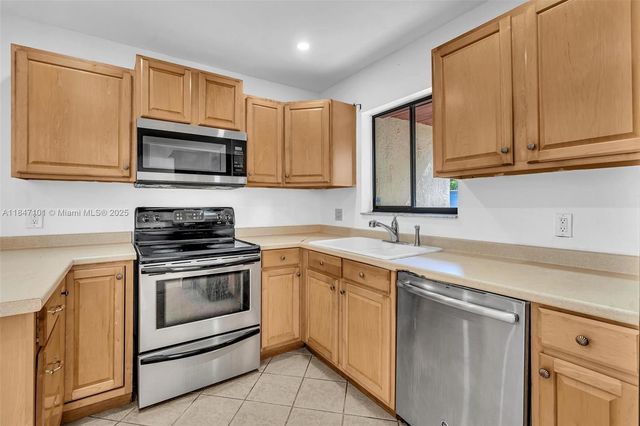 5012 SW 40 AV 5012, Fort Lauderdale, FL 33312