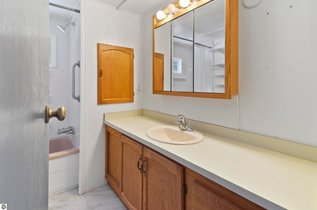 Image 10 of property listing at 885 N 7 Mile Road, Lake City, MI 49651