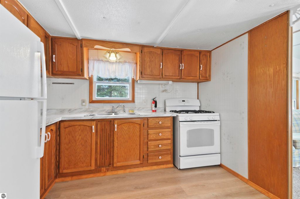 Image 3 of property listing at 885 N 7 Mile Road, Lake City, MI 49651