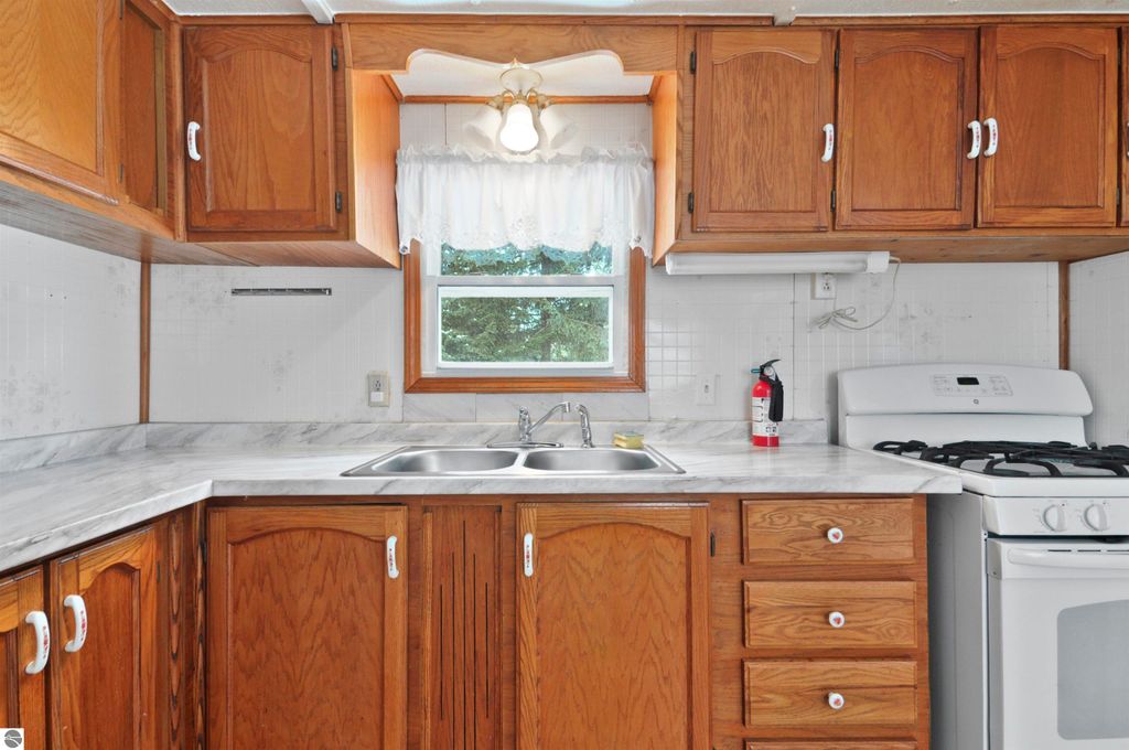 Image 5 of property listing at 885 N 7 Mile Road, Lake City, MI 49651