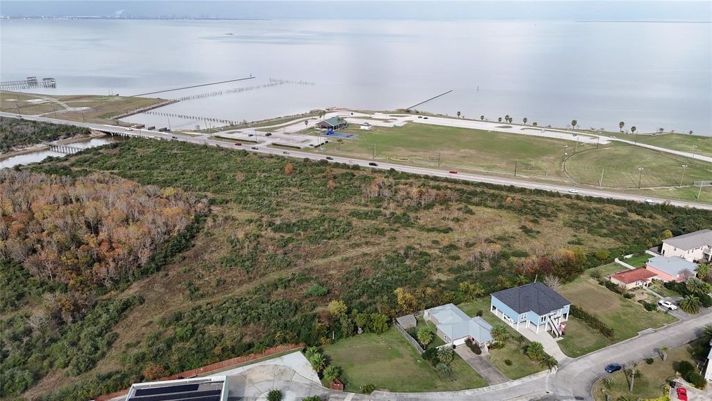 226 Debbie Lane, San Leon, TX 77539