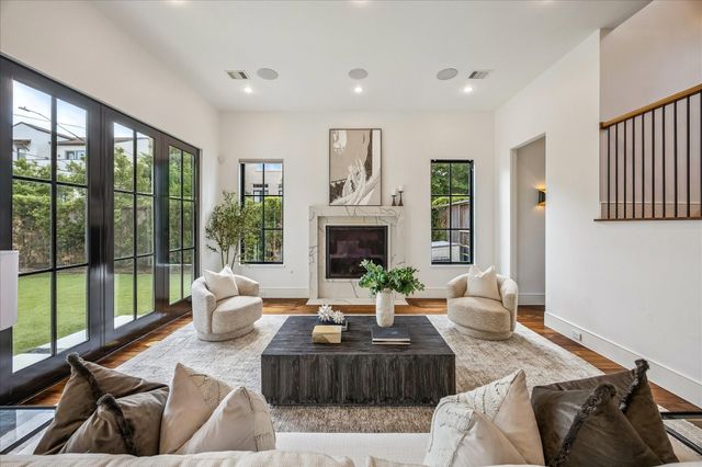 4521 Blossom Street, Houston, TX 77007