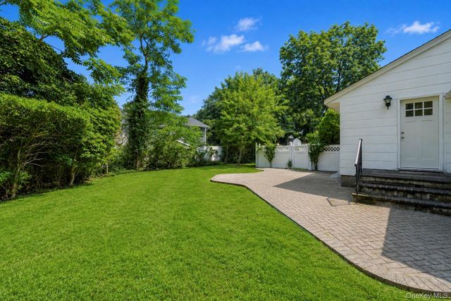 1 Dale Lane, Smithtown, NY 11787
