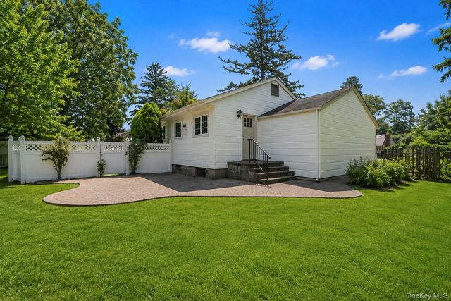 1 Dale Lane, Smithtown, NY 11787
