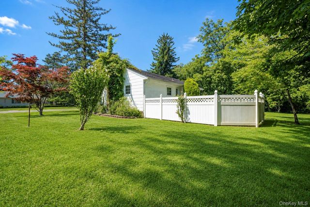 1 Dale Lane, Smithtown, NY 11787