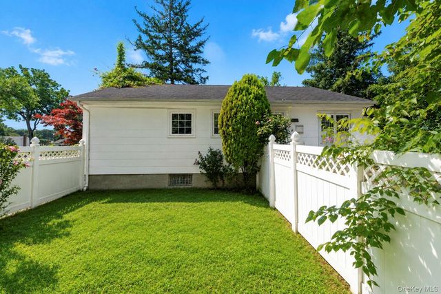 1 Dale Lane, Smithtown, NY 11787