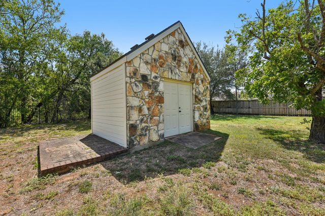 100 Grove LN, Buda, TX 78610