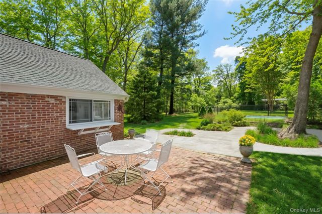 29 Squiretown Road D, Hampton Bays, NY 11946