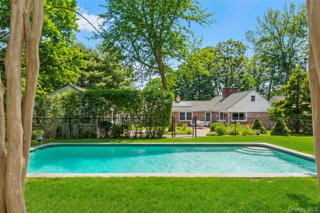 29 Squiretown Road D, Hampton Bays, NY 11946