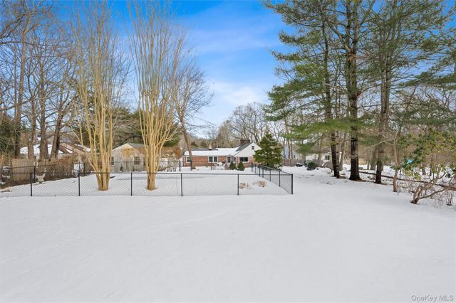 29 Squiretown Road D, Hampton Bays, NY 11946