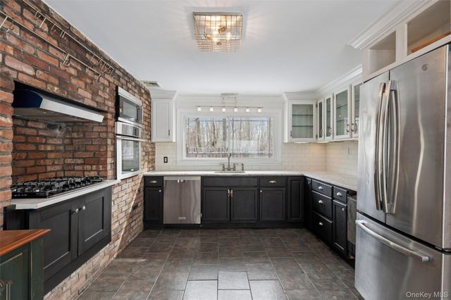 29 Squiretown Road D, Hampton Bays, NY 11946