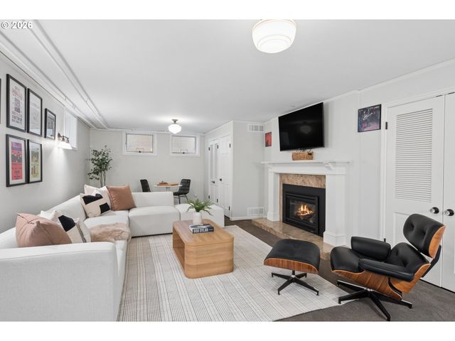 7330 Sw DOGWOOD Pl, Portland, OR 97225