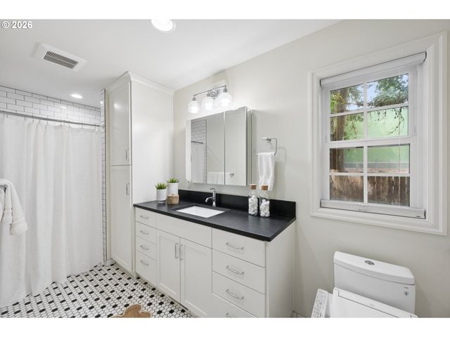 7330 Sw DOGWOOD Pl, Portland, OR 97225