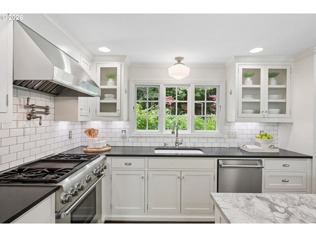 7330 Sw DOGWOOD Pl, Portland, OR 97225