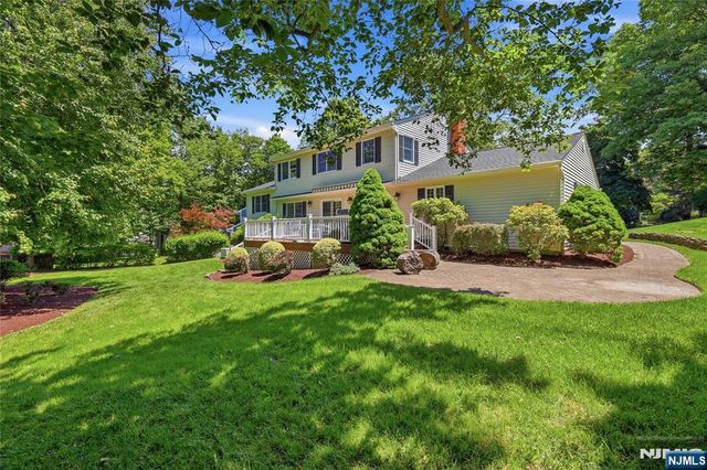 20 Coachman Court, Berkeley Heights, NJ 07922
