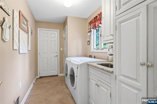 20 Coachman Court, Berkeley Heights, NJ 07922