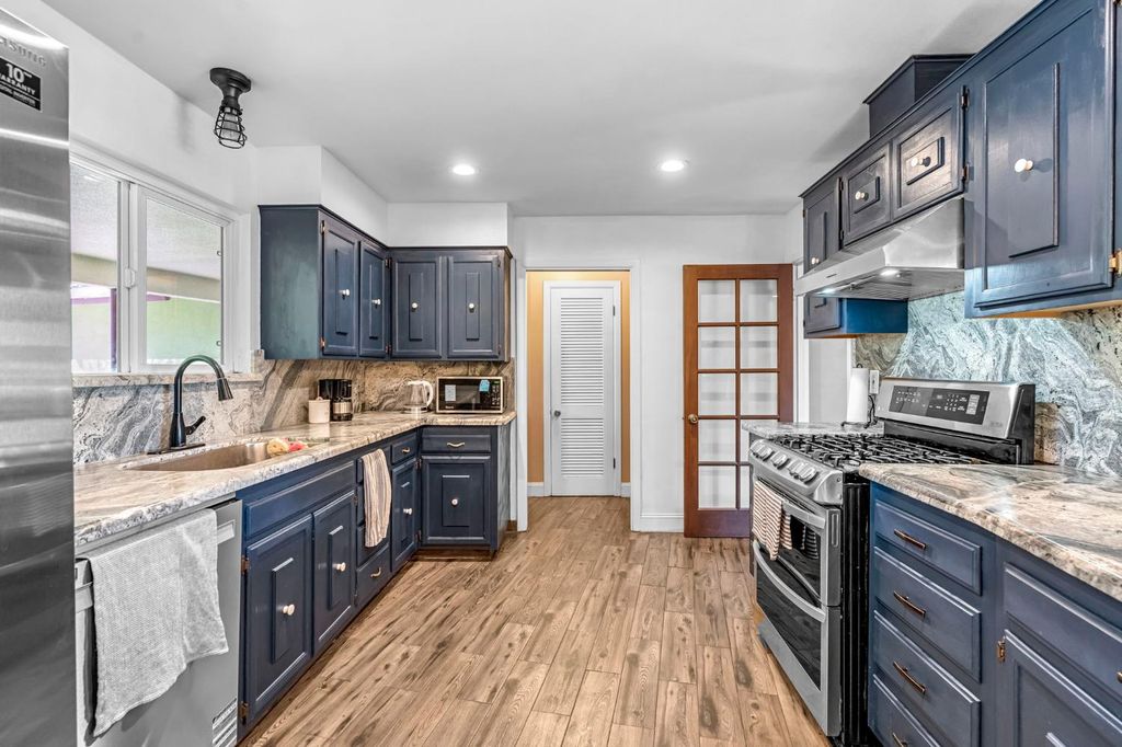 Image 12 of property listing at 1103 W Tenaya Way, Fresno, CA 93711