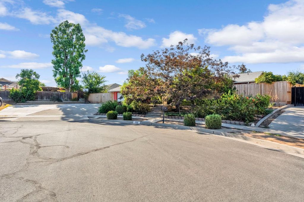 Image 2 of property listing at 1103 W Tenaya Way, Fresno, CA 93711