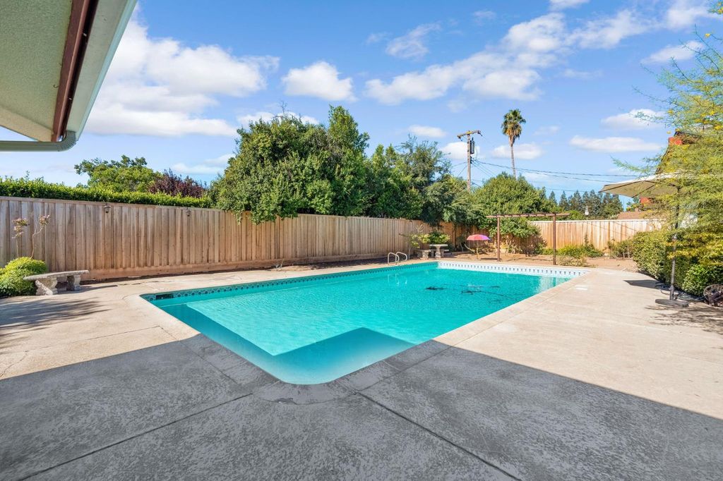 Image 36 of property listing at 1103 W Tenaya Way, Fresno, CA 93711