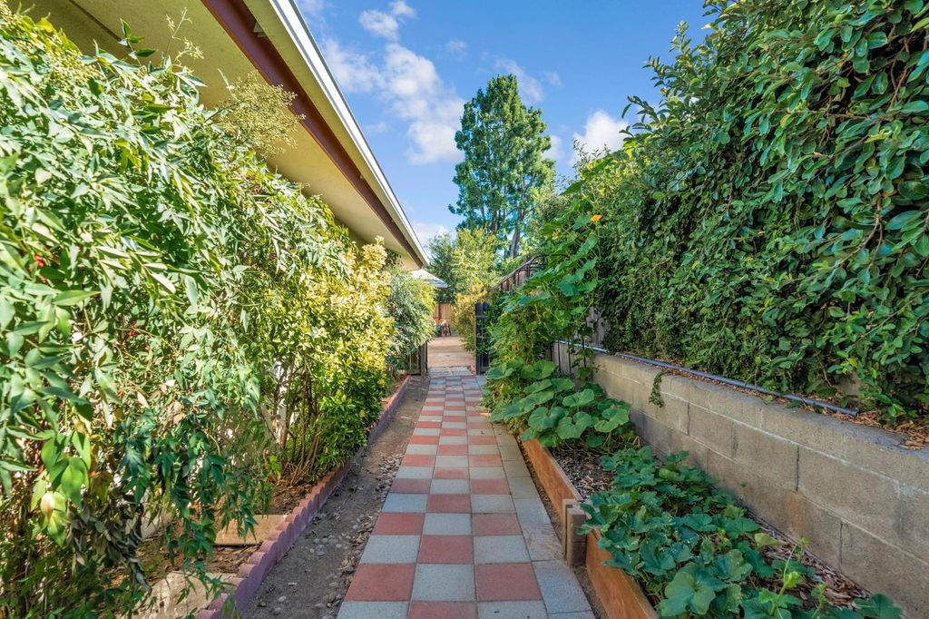 Image 39 of property listing at 1103 W Tenaya Way, Fresno, CA 93711