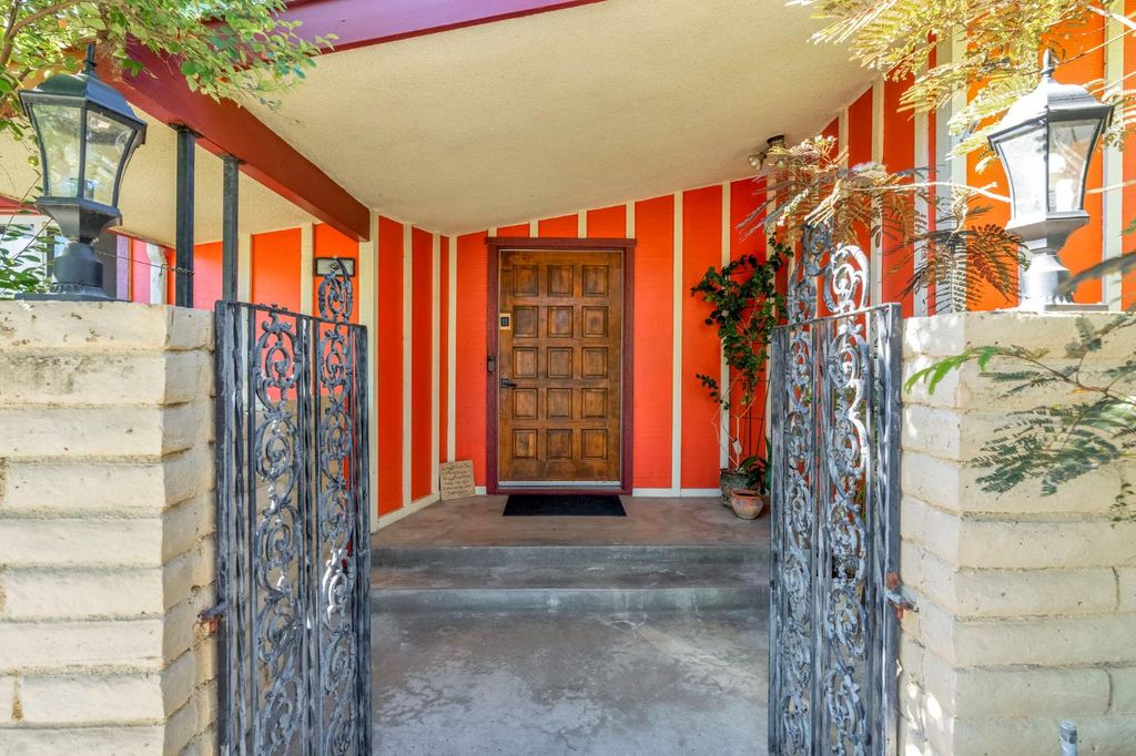 Image 4 of property listing at 1103 W Tenaya Way, Fresno, CA 93711