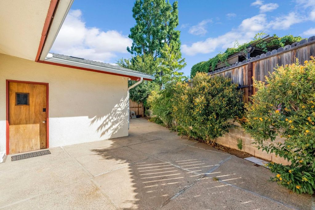 Image 40 of property listing at 1103 W Tenaya Way, Fresno, CA 93711