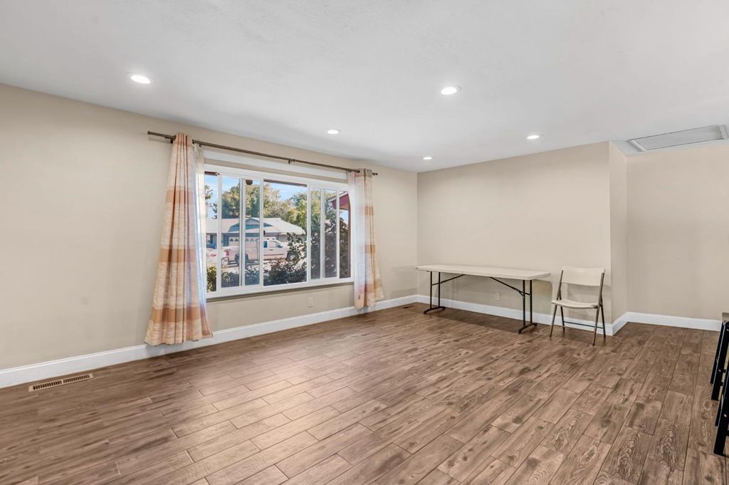 Image 6 of property listing at 1103 W Tenaya Way, Fresno, CA 93711