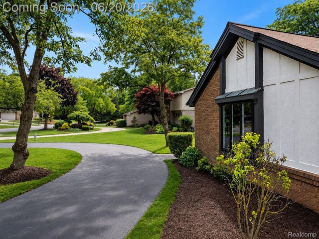 4413 Pinehurst Drive, West Bloomfield Charter Township, MI 48322