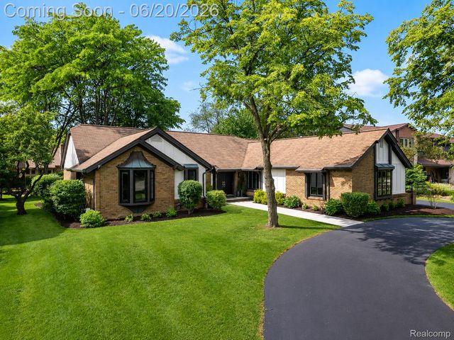 4413 Pinehurst Drive, West Bloomfield Charter Township, MI 48322