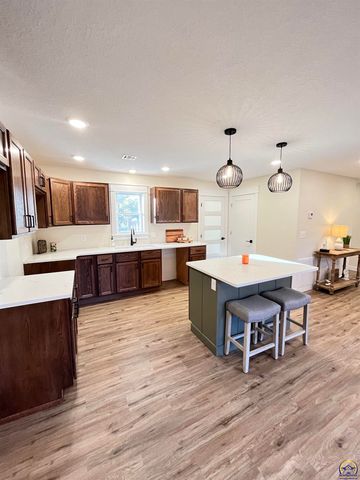 805 Peyton St, Emporia, KS 66801