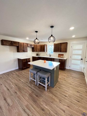 805 Peyton St, Emporia, KS 66801