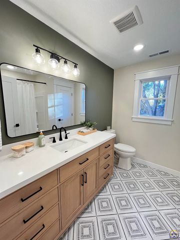 805 Peyton St, Emporia, KS 66801