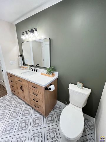 805 Peyton St, Emporia, KS 66801