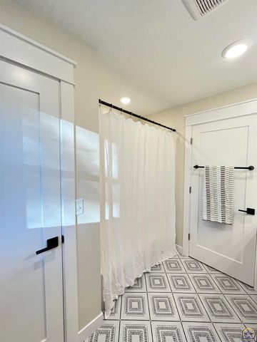 805 Peyton St, Emporia, KS 66801