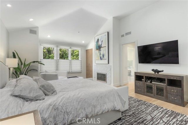 11805 Henley Lane, Los Angeles, CA 90077