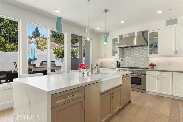 11805 Henley Lane, Los Angeles, CA 90077