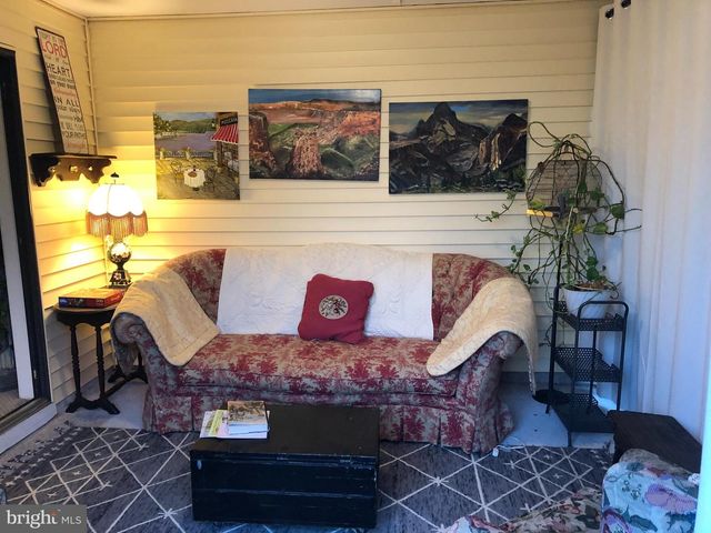 6 LAKE VIEW TER, Columbus, NJ 08022