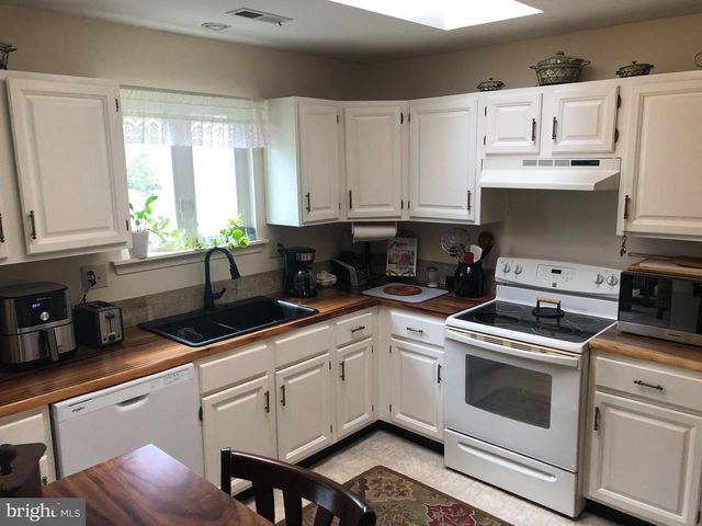 6 LAKE VIEW TER, Columbus, NJ 08022