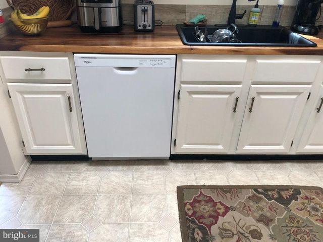 6 LAKE VIEW TER, Columbus, NJ 08022