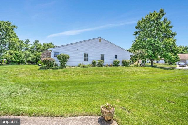 6 LAKE VIEW TER, Columbus, NJ 08022