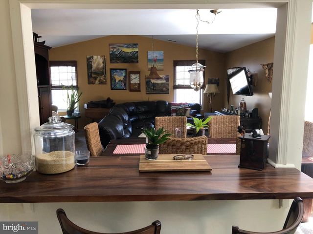 6 LAKE VIEW TER, Columbus, NJ 08022