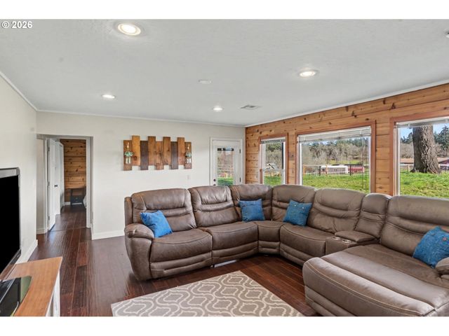 9915 MARQUAM Cir, Molalla, OR 97038