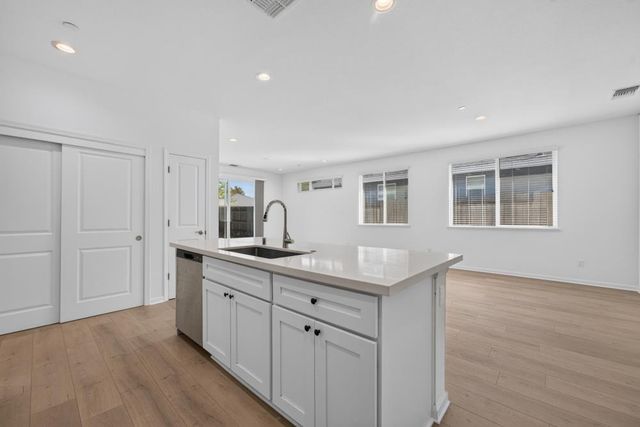 551 Fox Hunt Way, Rio Linda, CA 95673