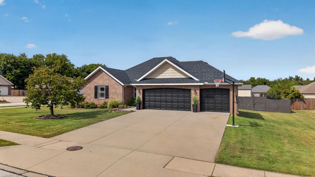 221 Pheasant, Willard, MO 65781