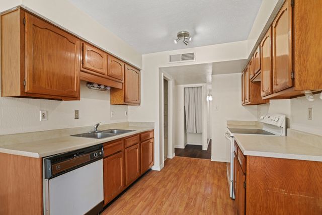 1037 Whitewater Trail, Desoto, TX 75115