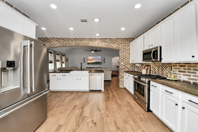 10018 Lynnwood Drive, Baytown, TX 77521