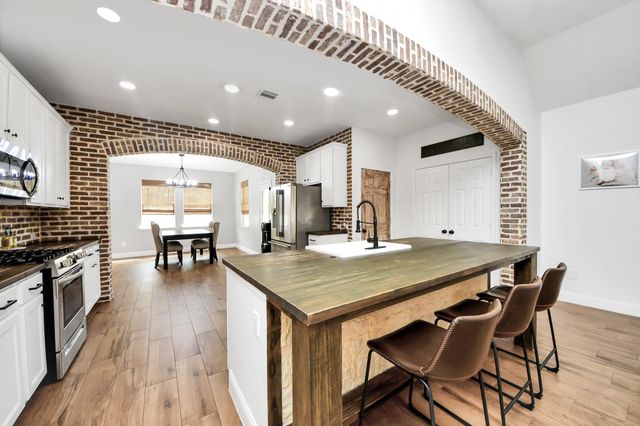 10018 Lynnwood Drive, Baytown, TX 77521