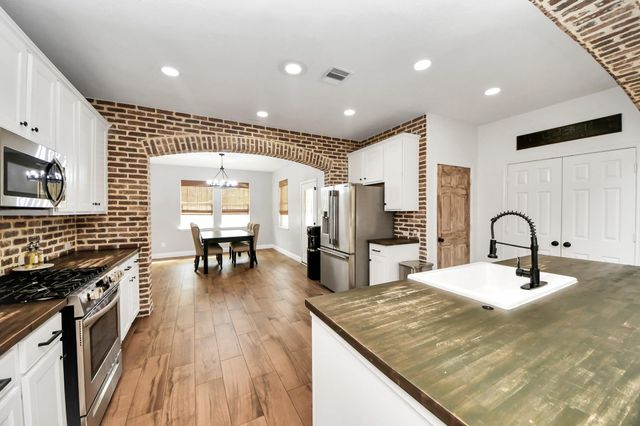 10018 Lynnwood Drive, Baytown, TX 77521