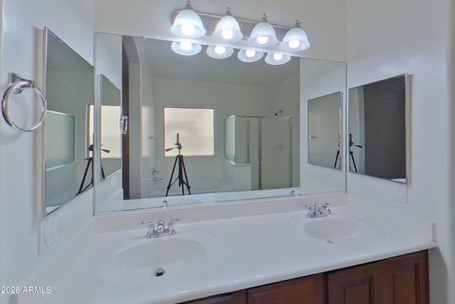 7050 W SOPHIE Lane, Laveen, AZ 85339