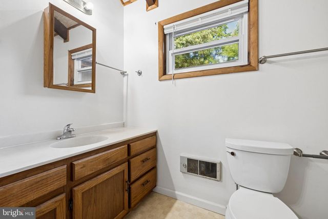 8297 SQUIRES LN, Warrenton, VA 20187